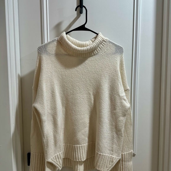 Abercrombie & Fitch Sweaters - Abercrombie & Fitch Cream Turtleneck Sweater
